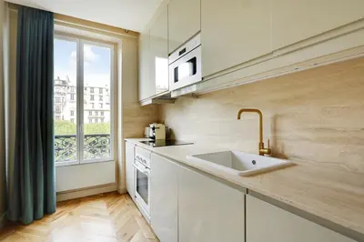 Cuisine ou kitchenette dans l'établissement Pick A Flat's Apartment in Invalides - Avenue de Breteuil
