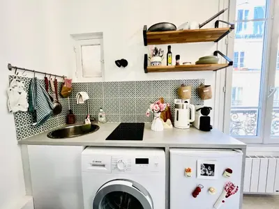 Cuisine ou kitchenette dans l'établissement artist flat 450m to Mont Martre