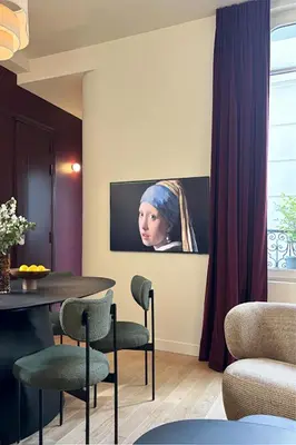 Télévision ou salle de divertissement dans l'établissement Sublime appartement luxe Paris Haut-Marais AC