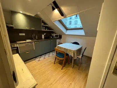 Cuisine ou kitchenette dans l'établissement Quiet appartement in Paris City Center - Mouffetard district