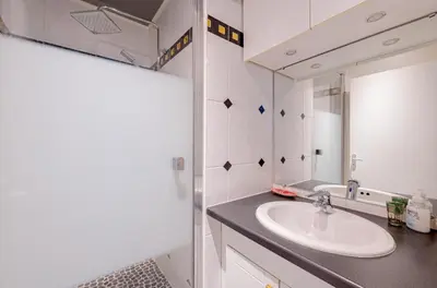 Salle de bains dans l'établissement NEW - 3 bedroom flat with Eiffel Tower view