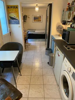 Cuisine ou kitchenette dans l'établissement Charmant studio avec extérieur Paris 13