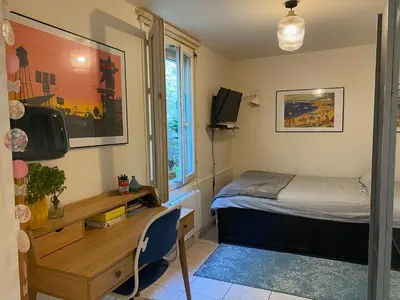 Un ou plusieurs lits dans un hébergement de l'établissement Charmant studio avec extérieur Paris 13
