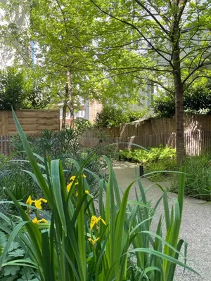 Jardin de l'établissement Charmant appart près du métro et aux portes de Paris