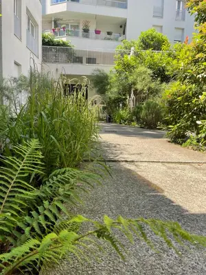Jardin de l'établissement Charmant appart près du métro et aux portes de Paris