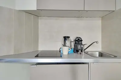 Cuisine ou kitchenette dans l'établissement Comfort studio at Gare de l Est