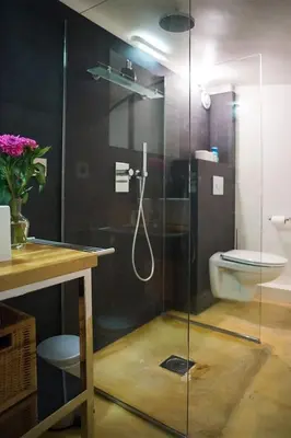 Salle de bains dans l'établissement Jardin Prive - Gorgeous 3 Bed House in Le Marais