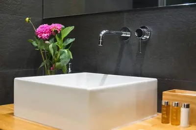 Salle de bains dans l'établissement Jardin Prive - Gorgeous 3 Bed House in Le Marais