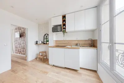 Cuisine ou kitchenette dans l'établissement Face au métro 13 - 26 m2 refait à neuf