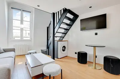 Télévision ou salle de divertissement dans l'établissement Charming apt with ac -Rue des Archives- le marais