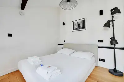 Un ou plusieurs lits dans un hébergement de l'établissement Charming apt with ac -Rue des Archives- le marais