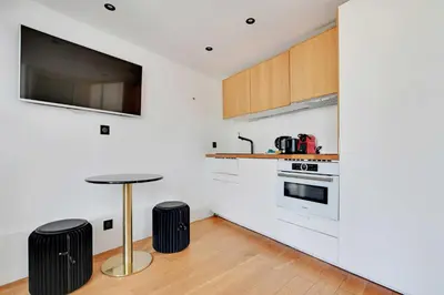 Cuisine ou kitchenette dans l'établissement Charming apt with ac -Rue des Archives- le marais