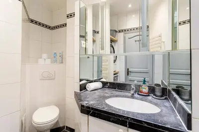Salle de bains dans l'établissement Champs-Élysées Lincoln - 2BDR