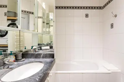 Salle de bains dans l'établissement Champs-Élysées Lincoln - 2BDR