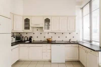 Cuisine ou kitchenette dans l'établissement Champs-Élysées Lincoln - 2BDR