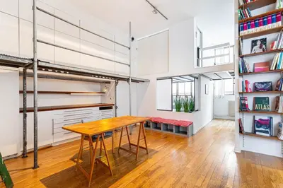Bibliothèque dans l'appartement