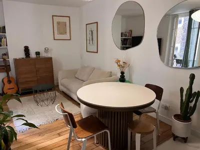 Coin salon dans l'établissement Appartement neuf design - Montmartre