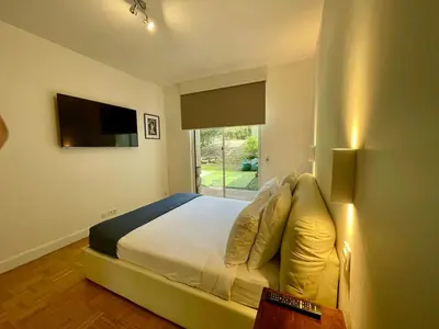 Télévision ou salle de divertissement dans l'établissement Jardin Boissière Esclusivo 90MQ con Giardino Privato