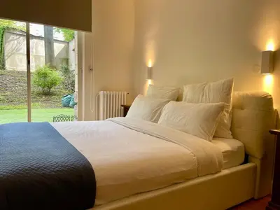 Un ou plusieurs lits dans un hébergement de l'établissement Jardin Boissière Esclusivo 90MQ con Giardino Privato