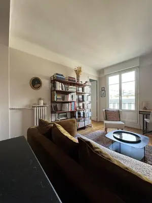 Bibliothèque dans l'appartement