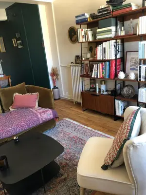 Coin salon dans l'établissement Charmant appartement parisien vue sur Tour Eiffel