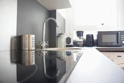 Cuisine ou kitchenette dans l'établissement Montparnasse 1BDR
