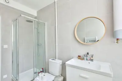 Salle de bains dans l'établissement Charme Parisien 6 Personnes, 2 chambres, 19ème