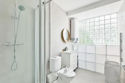 Salle de bains dans l'établissement Charme Parisien 6 Personnes, 2 chambres, 19ème