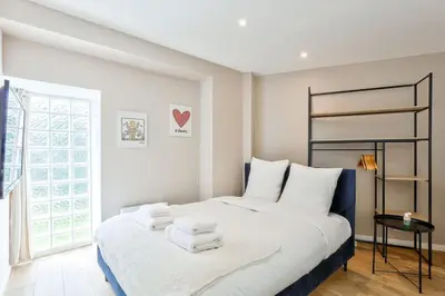 Un ou plusieurs lits dans un hébergement de l'établissement Charme Parisien 4 Personnes, 1 chambre, 19ème