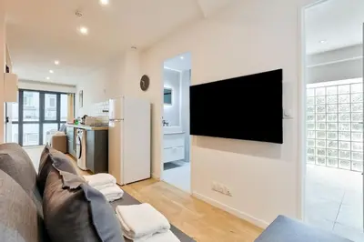 Télévision ou salle de divertissement dans l'établissement Charme Parisien 4 Personnes, 1 chambre, 19ème