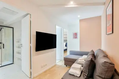 Télévision ou salle de divertissement dans l'établissement Charme Parisien 4 Personnes, 1 chambre, 19ème