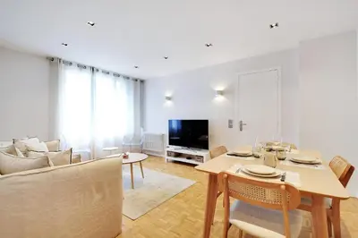 Télévision ou salle de divertissement dans l'établissement Beautiful apartment L016