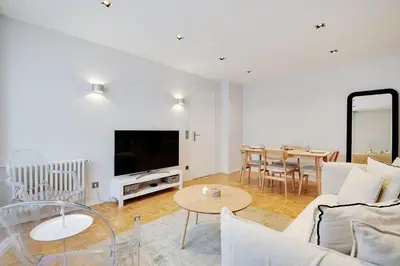 Télévision ou salle de divertissement dans l'établissement Beautiful apartment L016