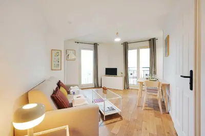 Télévision ou salle de divertissement dans l'établissement Bright modern studio for 2P - La Defense