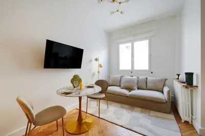 Télévision ou salle de divertissement dans l'établissement Peaceful Chic Studio - 2P - Parc Monceau