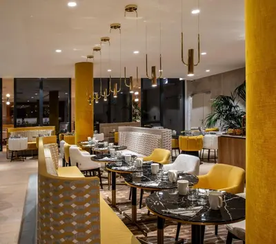 Coin salon dans l'établissement Hôtel Kyriad Prestige Paris Asnieres