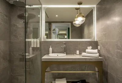 Salle de bains dans l'établissement Hôtel Kyriad Prestige Paris Asnieres