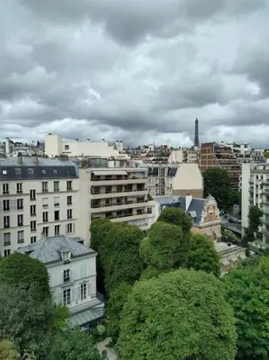 Vue générale sur Paris ou vue de la ville depuis l'appartement