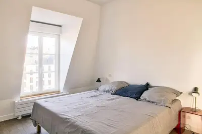 Un ou plusieurs lits dans un hébergement de l'établissement Super logement cosy avec vue sur Tour Eiffel