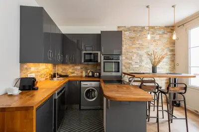 Cuisine ou kitchenette dans l'établissement Amazing loft in the vibrant area near the famous Bastille's Place