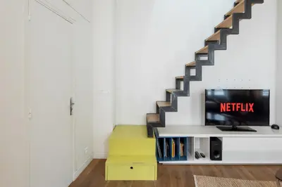 Télévision ou salle de divertissement dans l'établissement Amazing loft in the vibrant area near the famous Bastille's Place