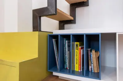 Bibliothèque dans l'appartement