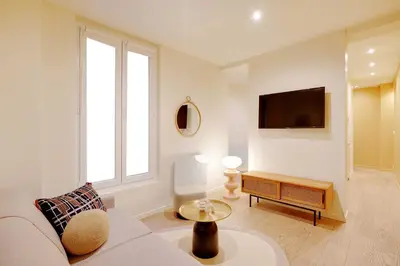 Télévision ou salle de divertissement dans l'établissement Elegant Apartment - 1BR-2P - Arc de Triomphe