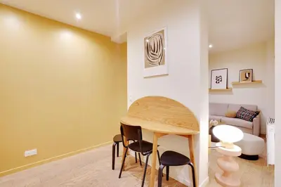 Coin salon dans l'établissement Elegant Apartment - 1BR-2P - Arc de Triomphe