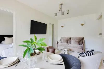 Télévision ou salle de divertissement dans l'établissement Chic apartment - 1BR-4P - Place des Vosges