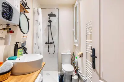 Salle de bains dans l'établissement GuestReady - Cozy Retreat near Place de la Nation
