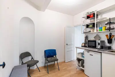 Cuisine ou kitchenette dans l'établissement GuestReady - Cozy Retreat near Place de la Nation