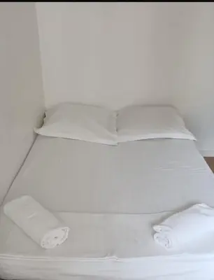 Un ou plusieurs lits dans un hébergement de l'établissement Agréable Appartementbuttes-Chaumont