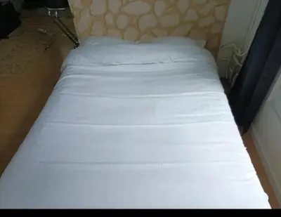 Un ou plusieurs lits dans un hébergement de l'établissement Agréable Appartementbuttes-Chaumont