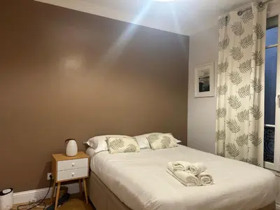 Un ou plusieurs lits dans un hébergement de l'établissement Au coeur du marché Poncelet et à 2 pas de l'Arc de Triomphe - appartement 6 personnes et 1 bébé, sdb, 2 WC